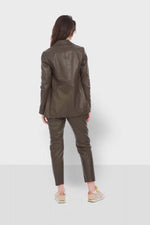 Dark khaki sheep leather blazer, slim fit, buttoned. Sharp and sleek. - Image n°2