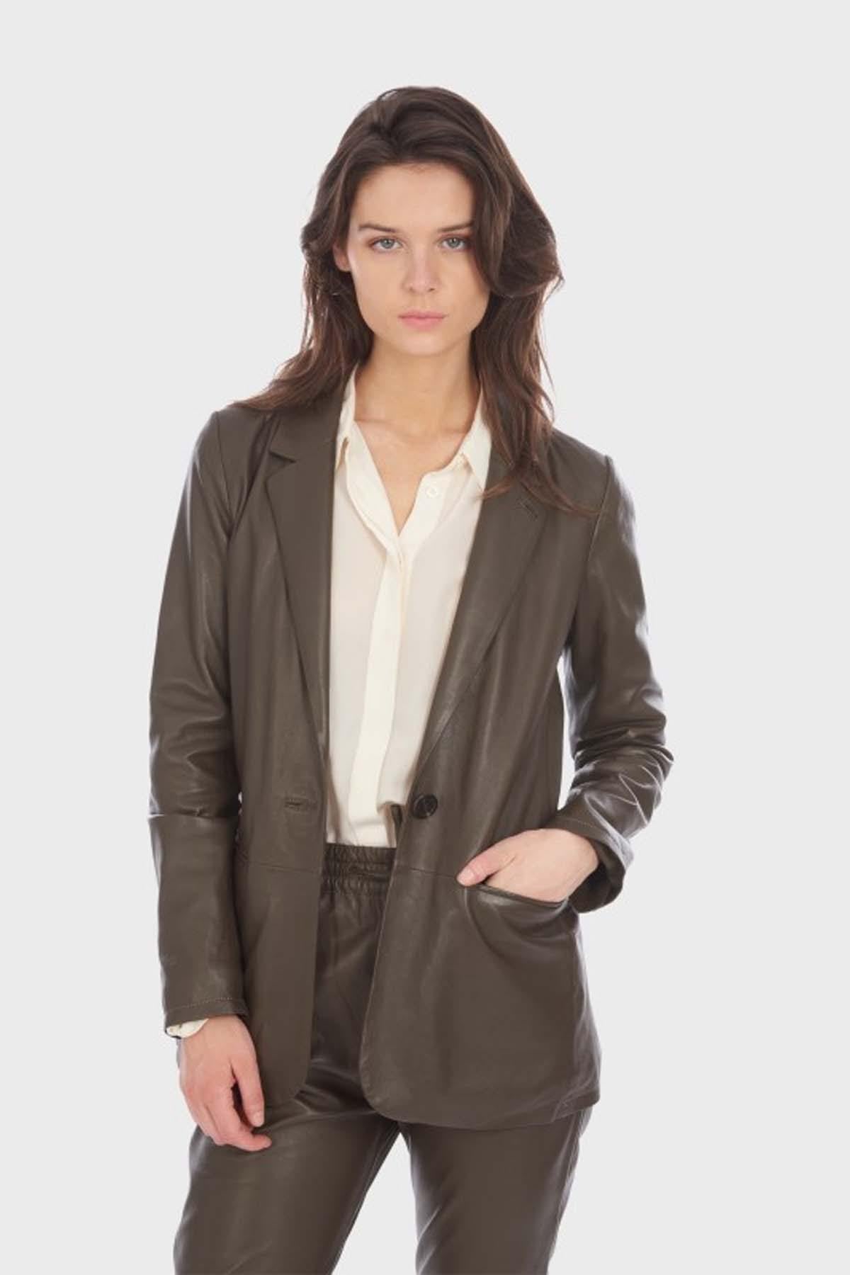 Dark khaki sheep leather blazer, slim fit, buttoned. Sharp and sleek. - Image n°5