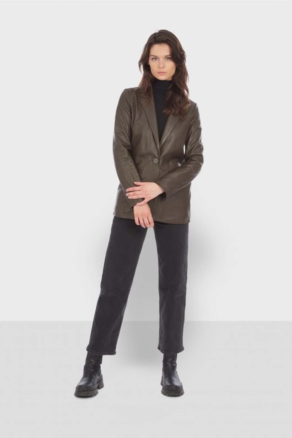 Dark khaki sheep leather blazer, slim fit, buttoned. Sharp and sleek. - Image n°6