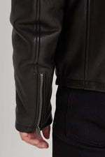 Black grain-textured cowhide jacket with detachable fur collar. - Image n°5