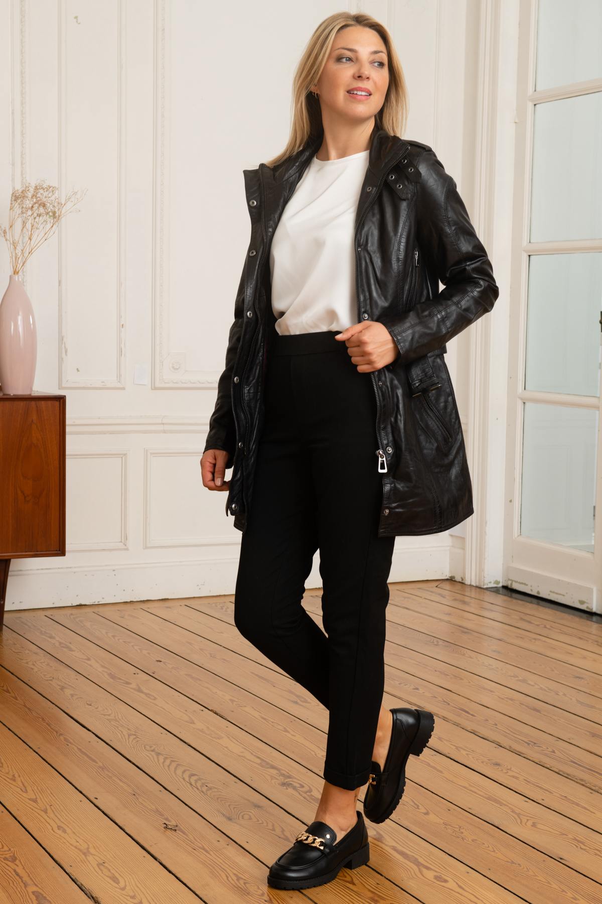 Black lambskin jacket with a cinched waist and refined details. - Image n°3