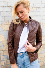 Mid-brown sheepskin moto jacket with tailored fit and zipped cuffs. - Image n°1