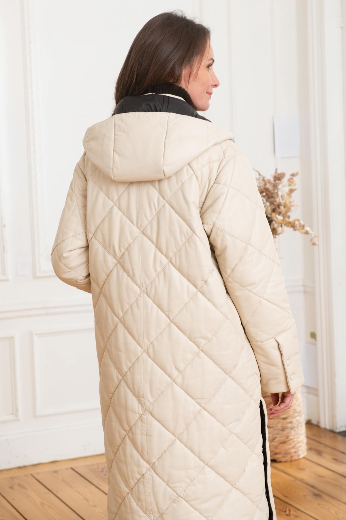 Beige sheepskin coat, extra-long and quilted. Warm, hooded, and soft. - Image n°6
