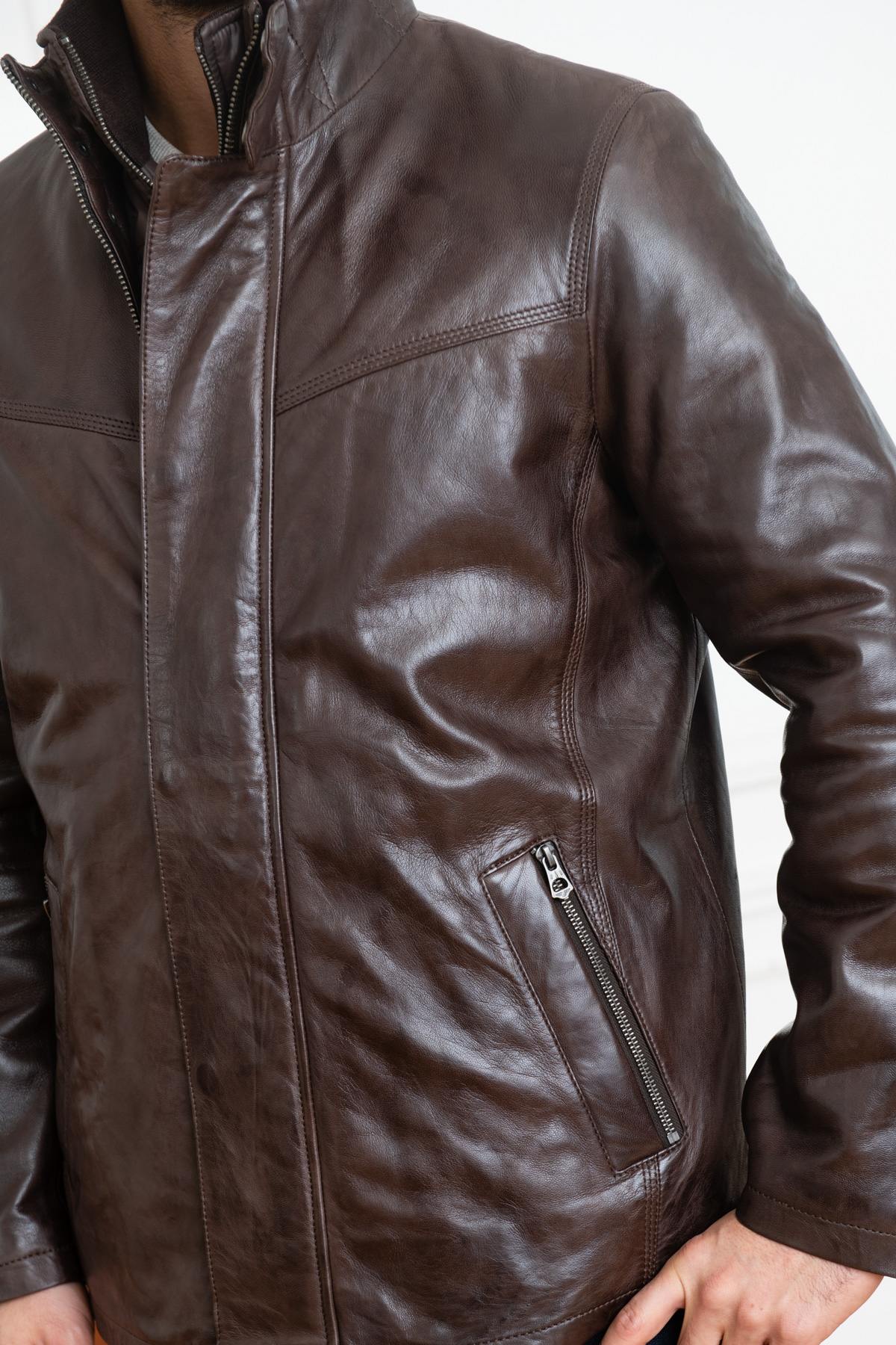Timeless brown lambskin jacket with biker flair and removable warmth. - Image n°7