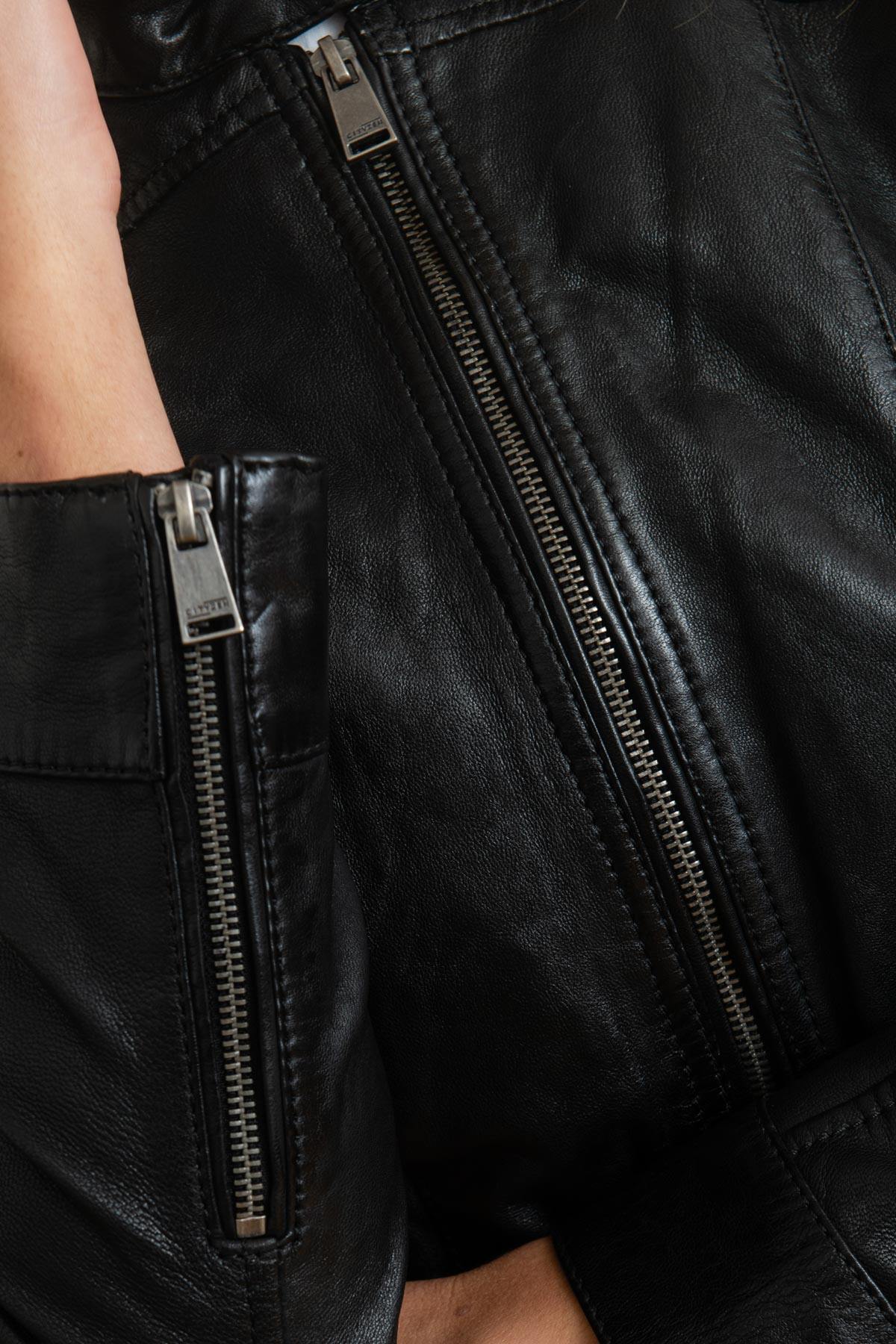 Timeless lambskin jacket, slim at the shoulders, flared at hips. - Image n°10