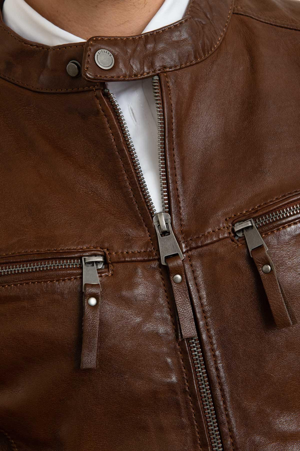 Mid-brown leather jacket with a motard collar and a snug, aged fit. - Image n°4