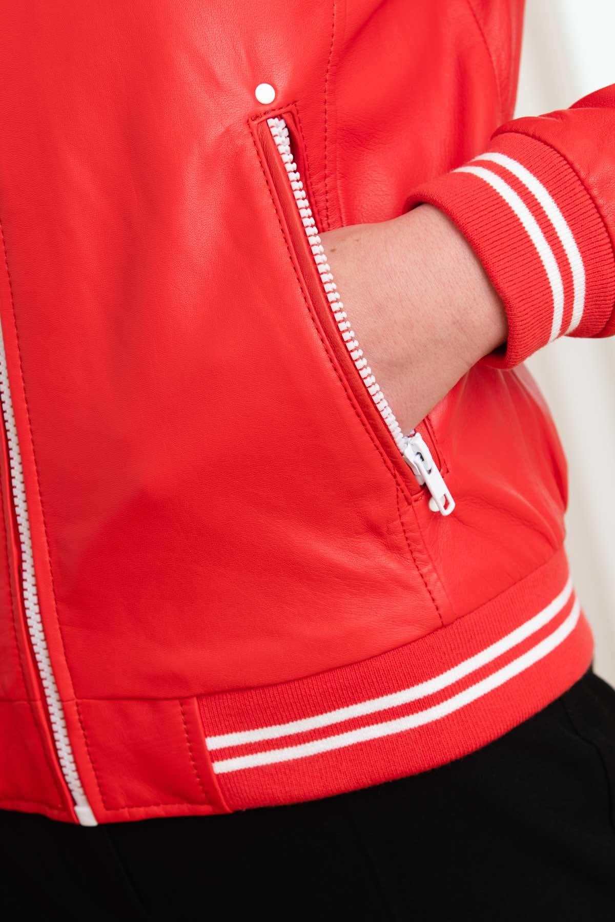 Deep red lambskin teddy, slim and lightweight for year-round wear. - Image n°9