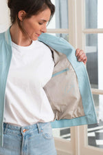 Slim-fit lambskin jacket in sky blue. Striped cuffs for a sporty edge. - Image n°3