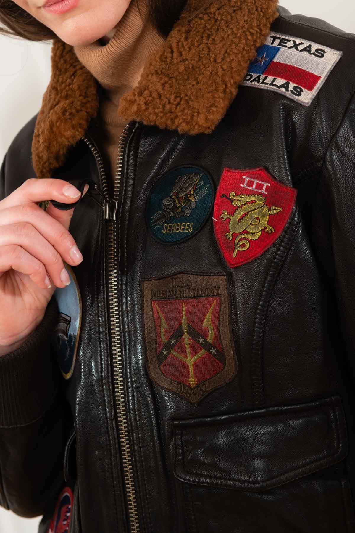 Slim maroon goatskin bomber with 17 patches and a detachable collar. - Image n°9