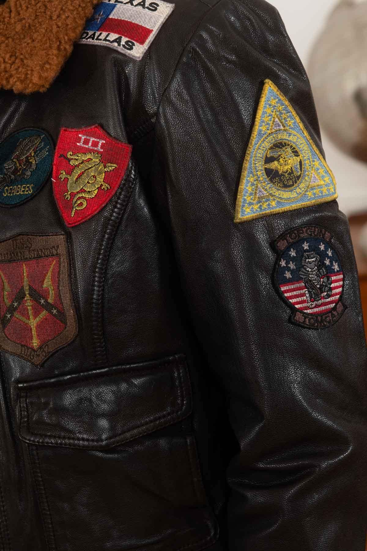 Slim maroon goatskin bomber with 17 patches and a detachable collar. - Image n°11