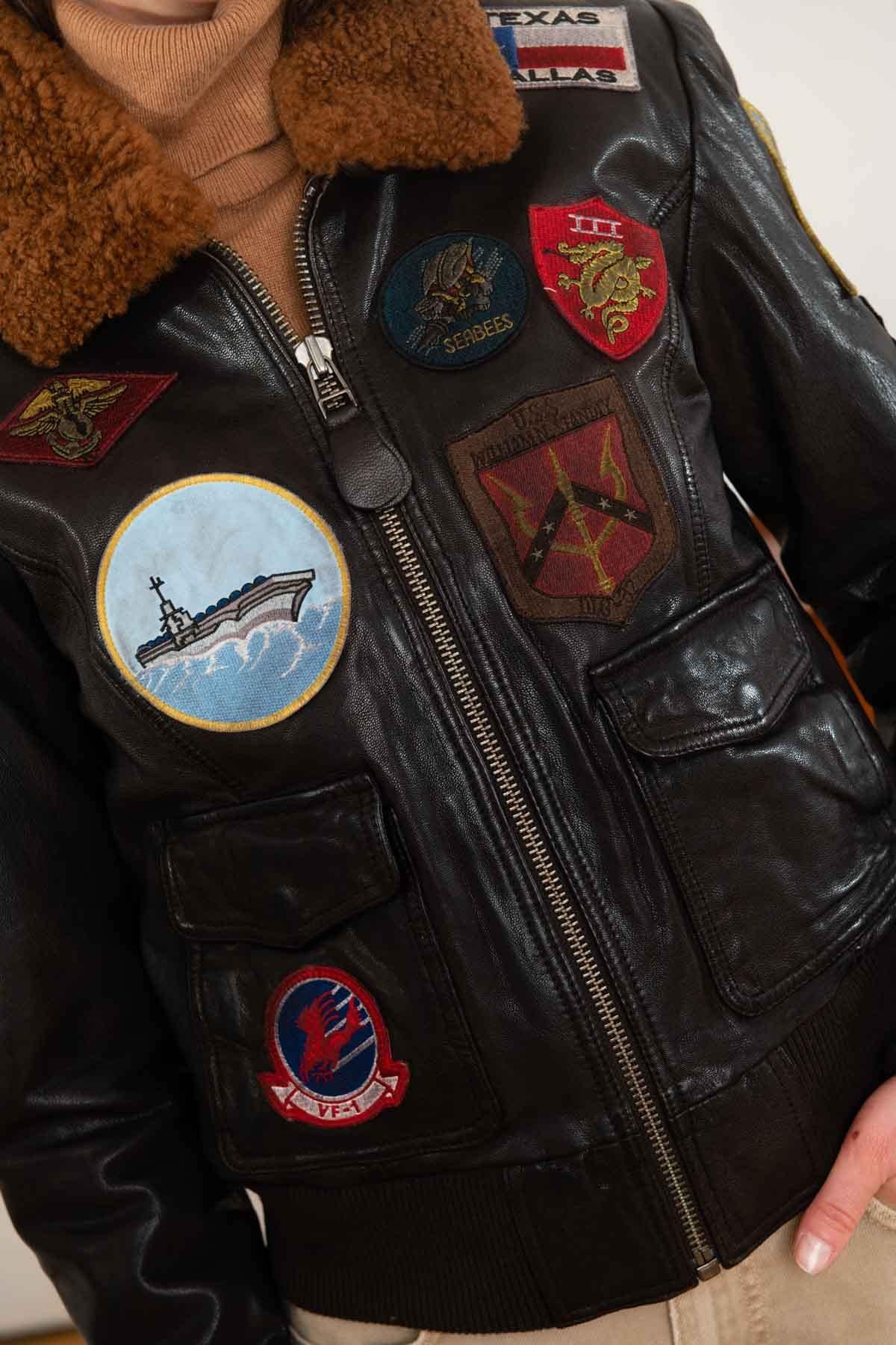 Slim maroon goatskin bomber with 17 patches and a detachable collar. - Image n°10