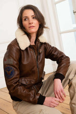 Warm, tailored lambskin aviator in dark cognac with fur collar. - Image n°1