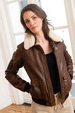 Warm, tailored lambskin aviator in dark cognac with fur collar. - Image n°3