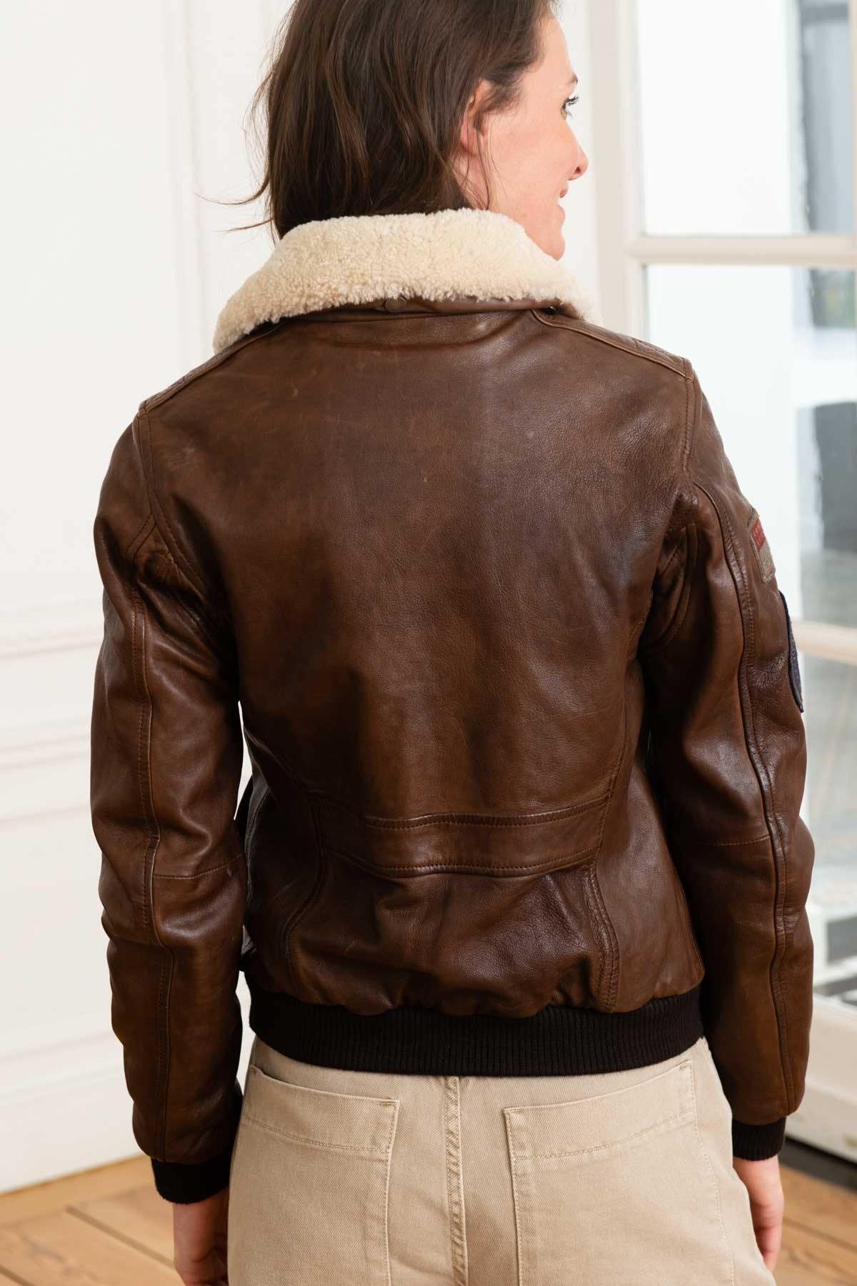 Warm, tailored lambskin aviator in dark cognac with fur collar. - Image n°6