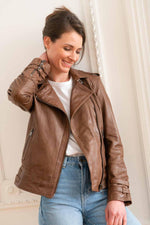 Vintage taupe sheepskin jacket with adjustable straps and regular fit. - Image n°1