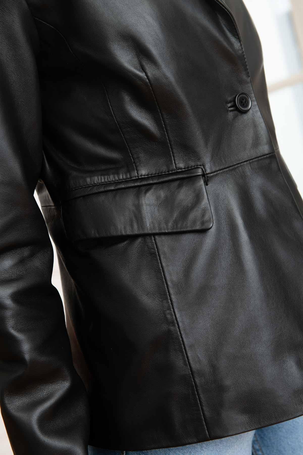 Timeless black lambskin blazer, effortlessly versatile and elegant. - Image n°7