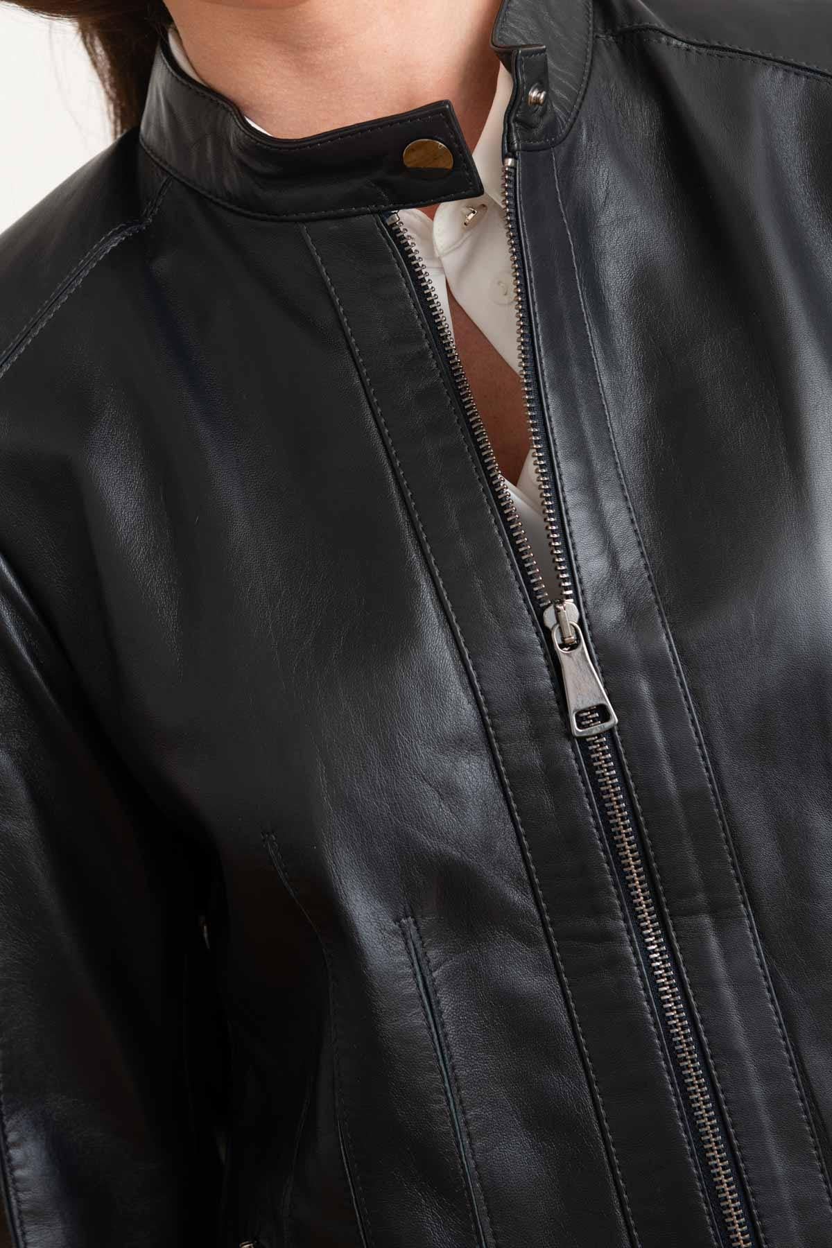 Rock-inspired navy lambskin jacket with moto collar and straight cut. - Image n°7