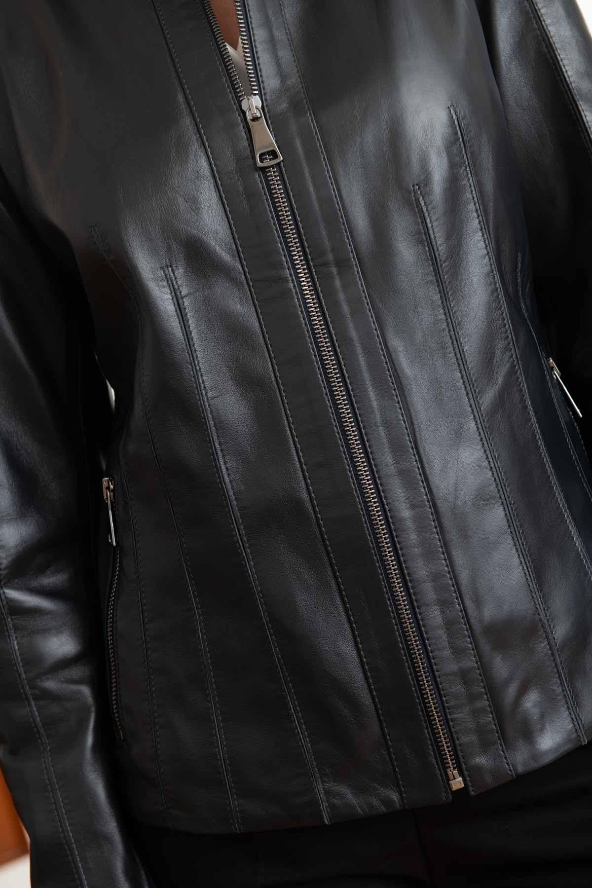 Rock-inspired navy lambskin jacket with moto collar and straight cut. - Image n°8