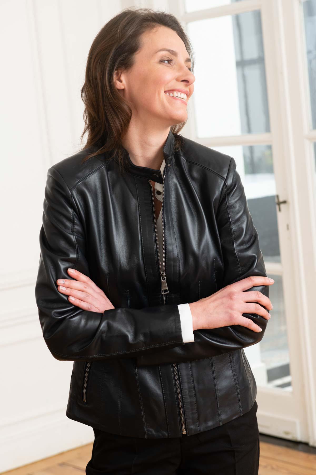 Rock-inspired navy lambskin jacket with moto collar and straight cut. - Image n°5