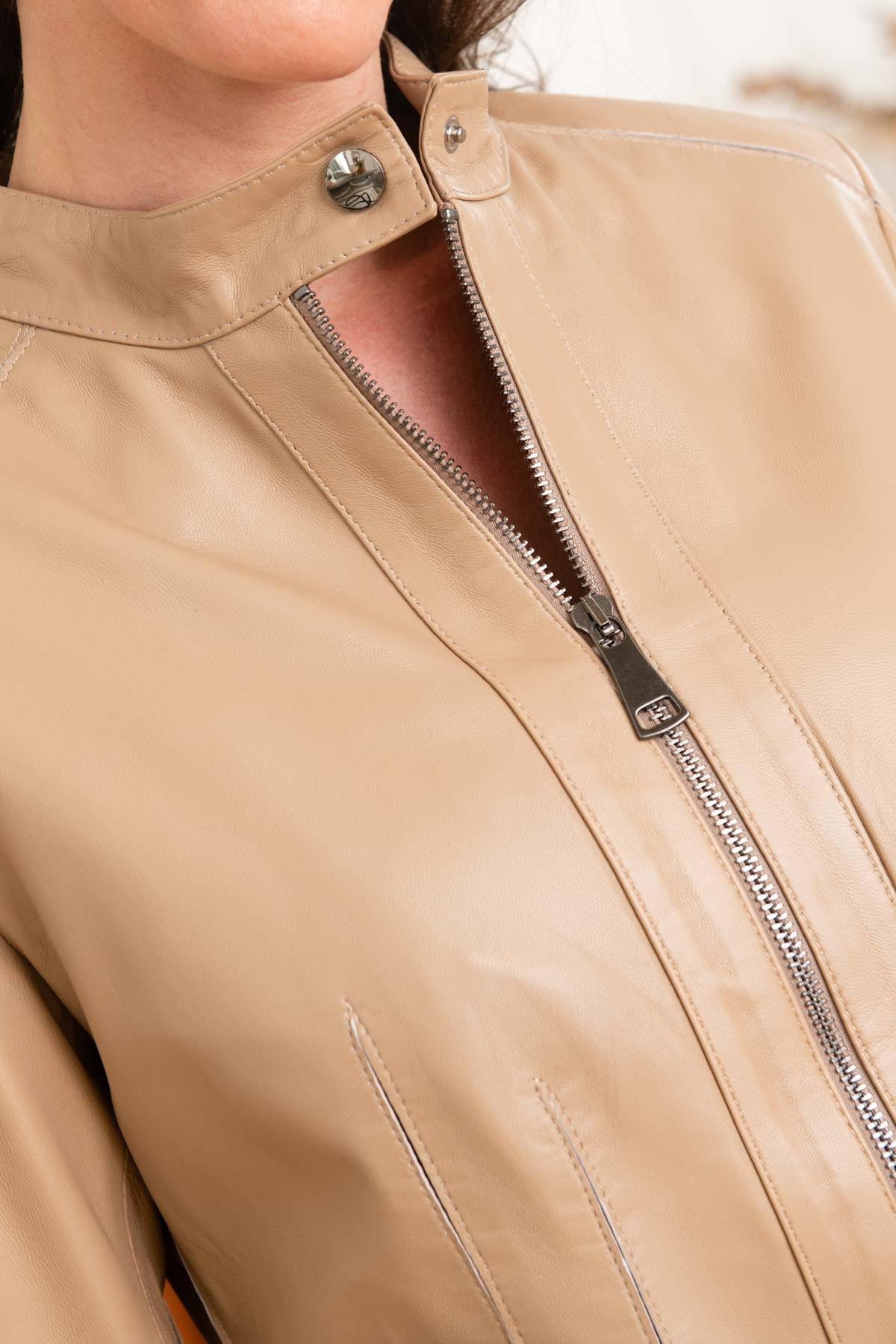 Beige pearl lambskin jacket: soft, relaxed, and effortlessly stylish. - Image n°6