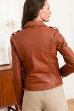 Schott's LCW1601D Cognac: lambskin Perfecto, slim-fit and timeless. - Image n°5