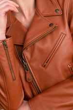 Schott's LCW1601D Cognac: lambskin Perfecto, slim-fit and timeless. - Image n°6