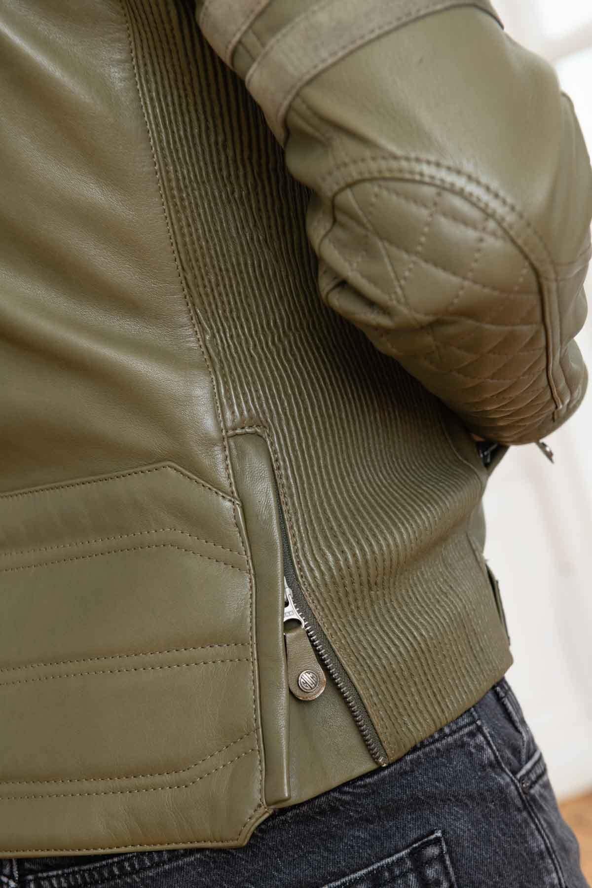 A khaki sheepskin jacket with a biker collar, perfect for any season. - Image n°6