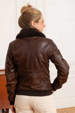 Aviator-inspired sheepskin jacket with detachable fur collar. - Image n°7