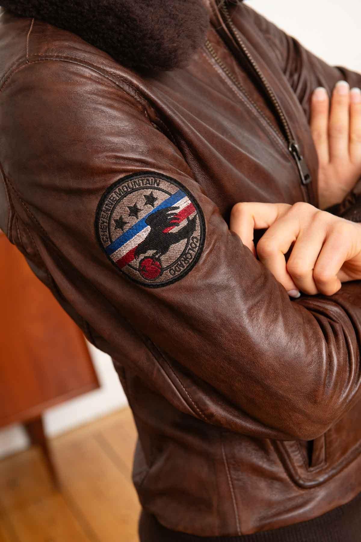 Aviator-inspired sheepskin jacket with detachable fur collar. - Image n°2