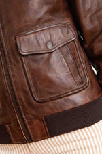 Aviator-inspired sheepskin jacket with detachable fur collar. - Image n°8