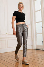 Women's metallic gray leather pants - Image n°3