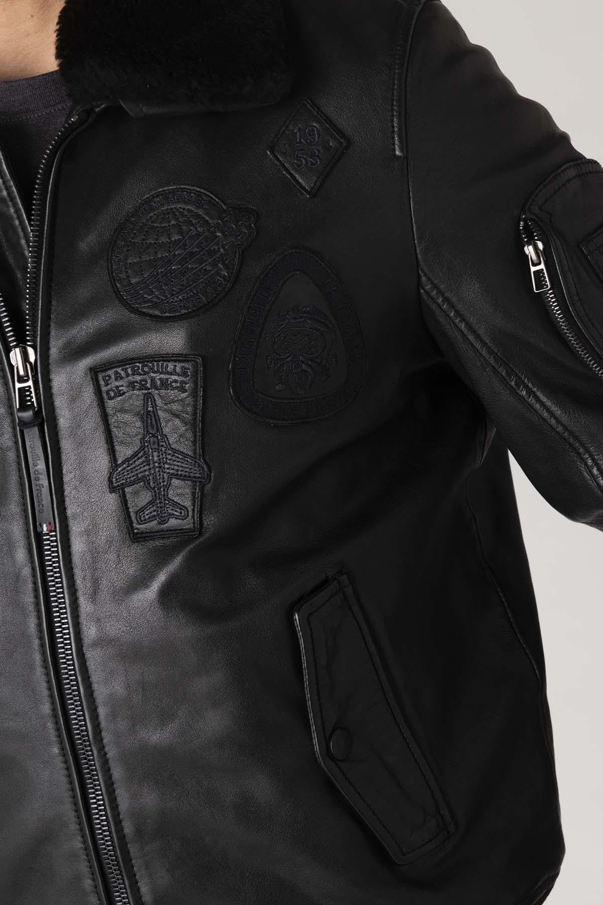 Black sheepskin aviator jacket with fur collar for warmth and style. - Image n°10