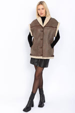 Light brown and off-white sleeveless bomber vest - Image n°2