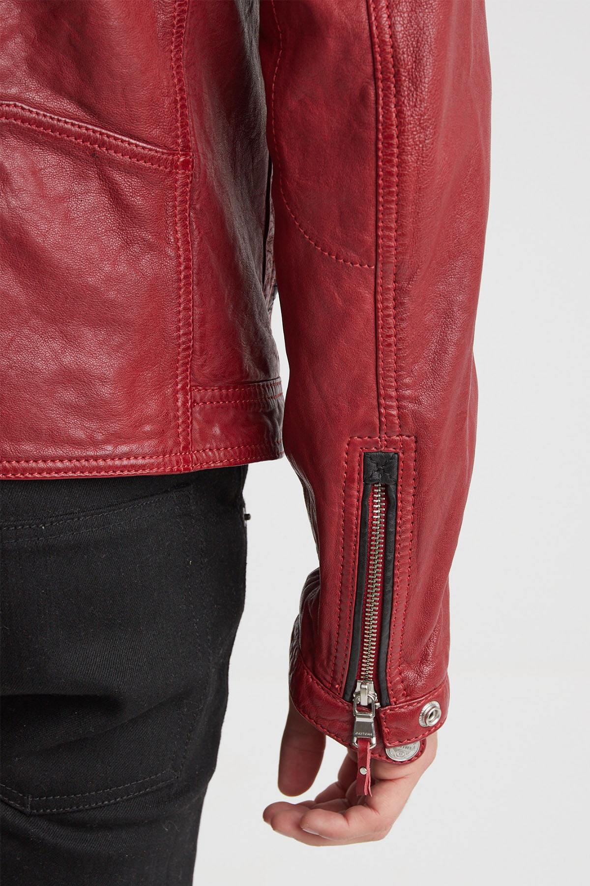 Vibrant red lambskin jacket with detachable hood and slim fit. - Image n°11