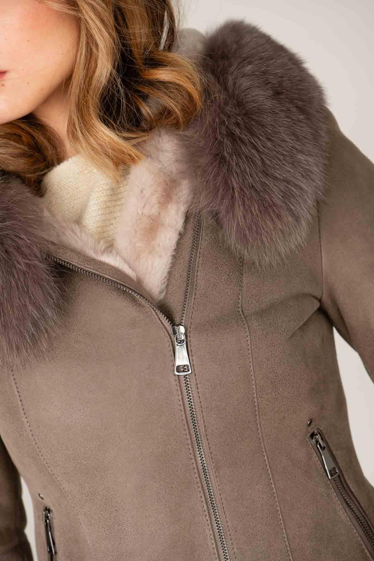 Semi-oiled Merino sheepskin jacket in grey, fox-fur hood and zips. - Image n°2