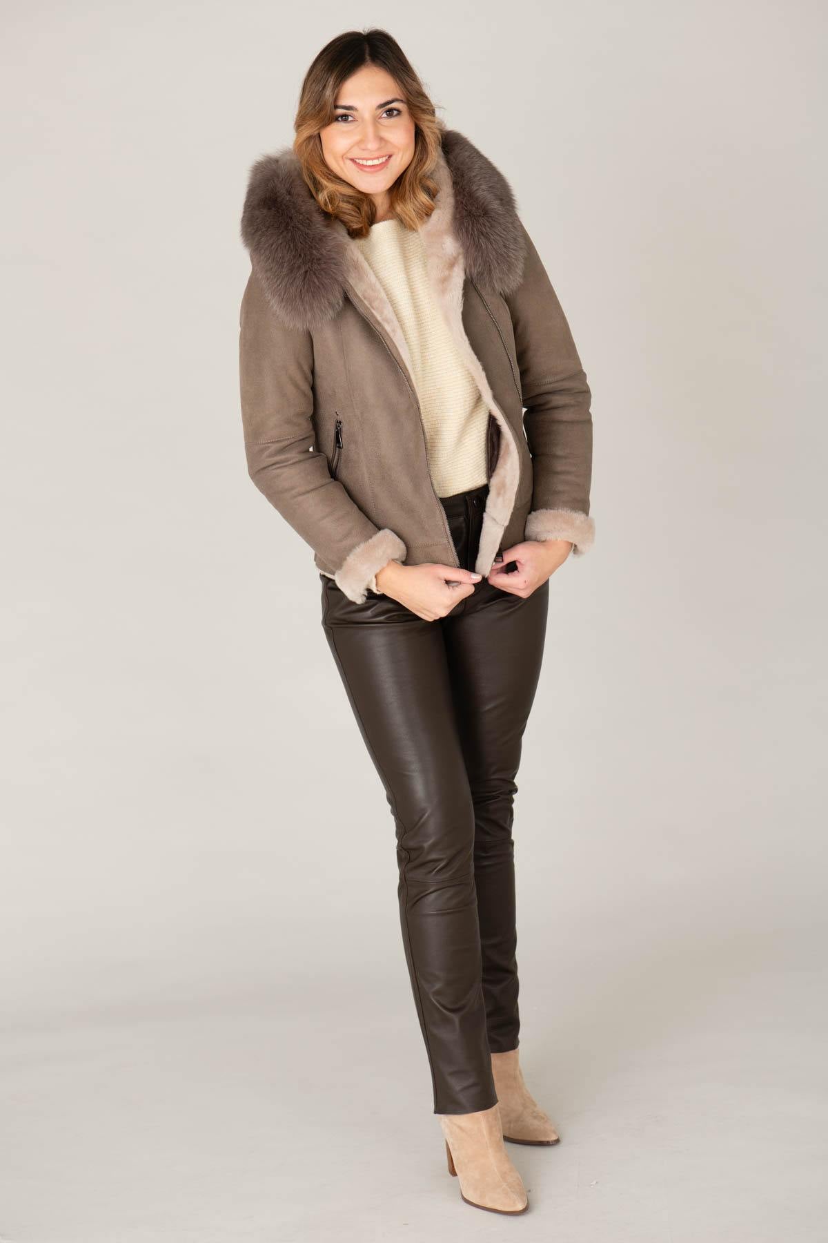 Semi-oiled Merino sheepskin jacket in grey, fox-fur hood and zips. - Image n°6
