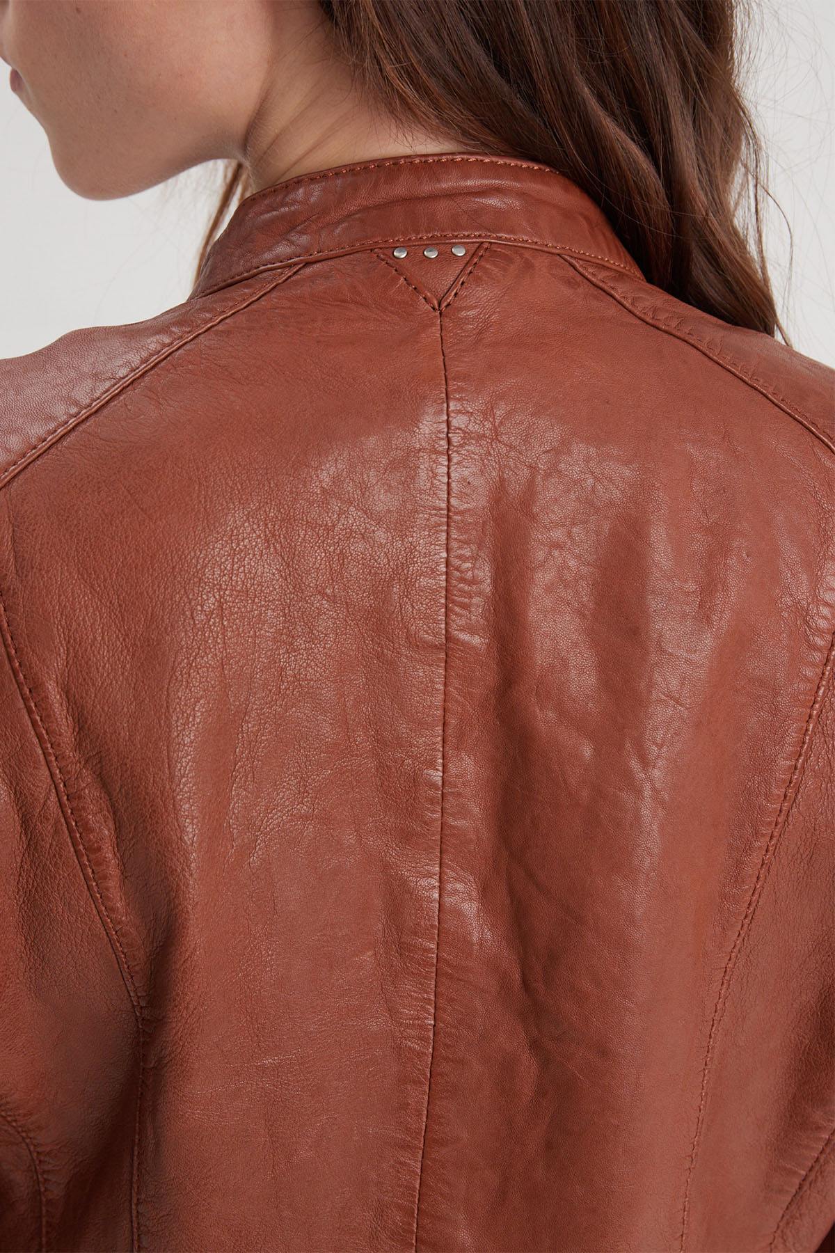 Cognac lambskin jacket: moto collar, silver zips, floral-lined. - Image n°5