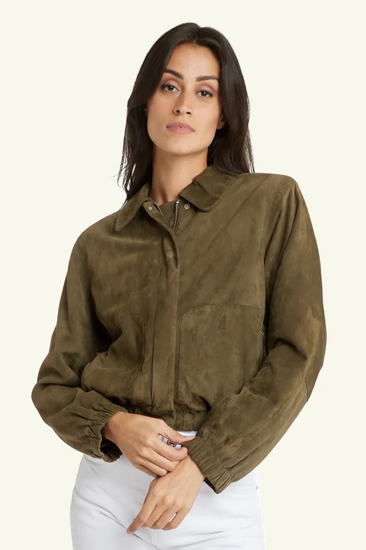 Serge Pariente's khaki suede goat leather jacket, minimalist and airy. - Image n°5