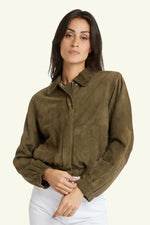 Serge Pariente's khaki suede goat leather jacket, minimalist and airy. - Image n°5
