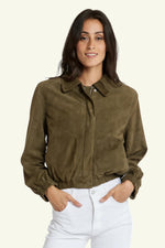 Serge Pariente's khaki suede goat leather jacket, minimalist and airy. - Image n°2