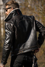 Buffalo leather trucker jacket with rapid patina for vintage charm. - Image n°3