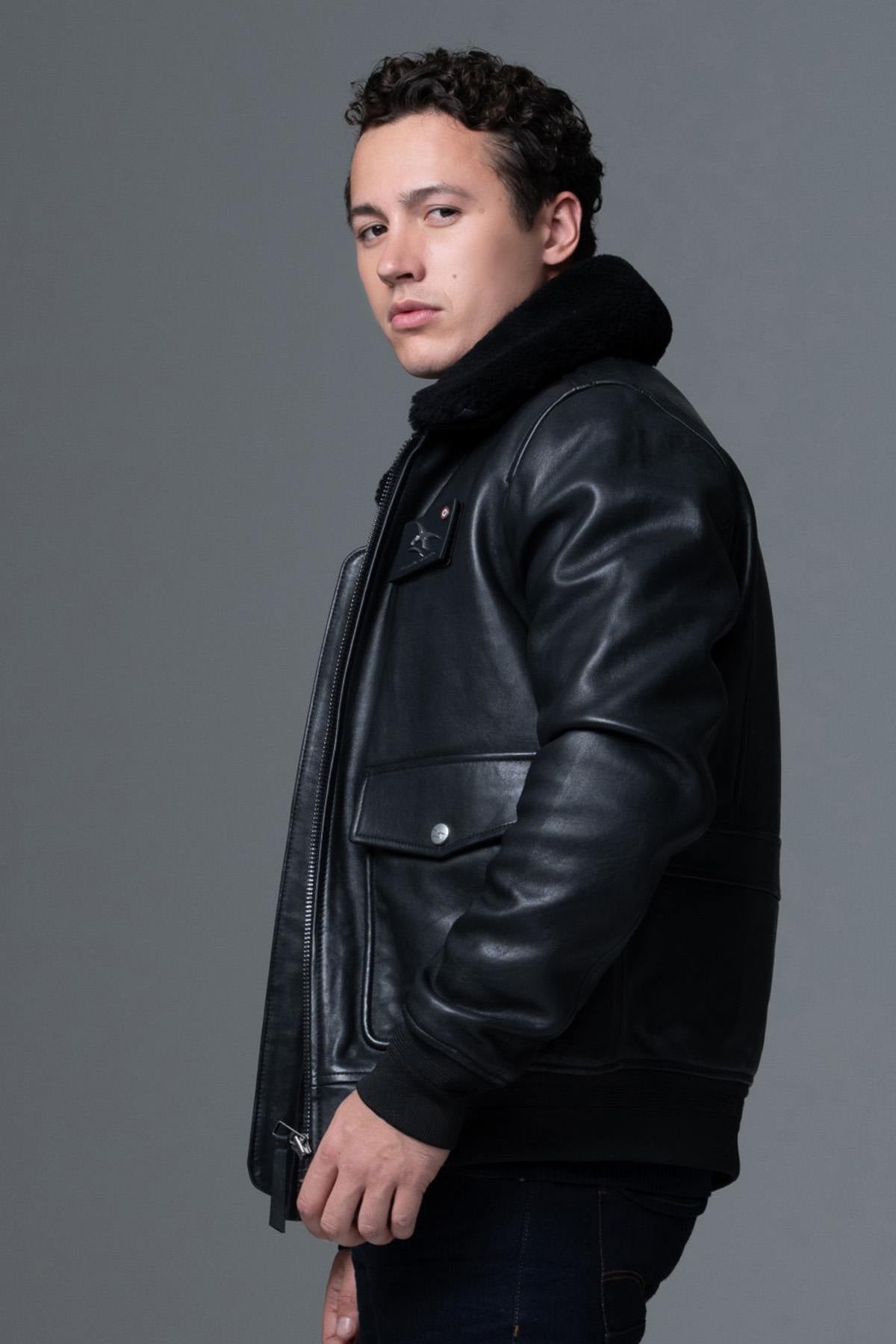 French Air and Space Force-endorsed lambskin aviator jacket in black. - Image n°5