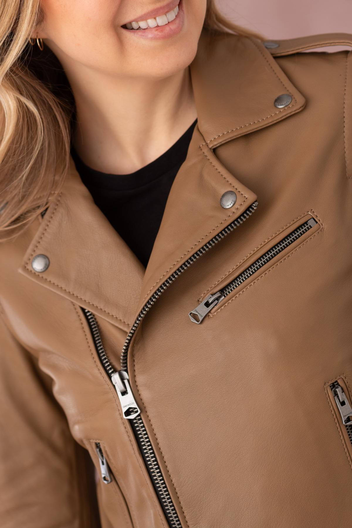 Slim-fit biker jacket in soft maroon washed sheepskin. - Image n°3
