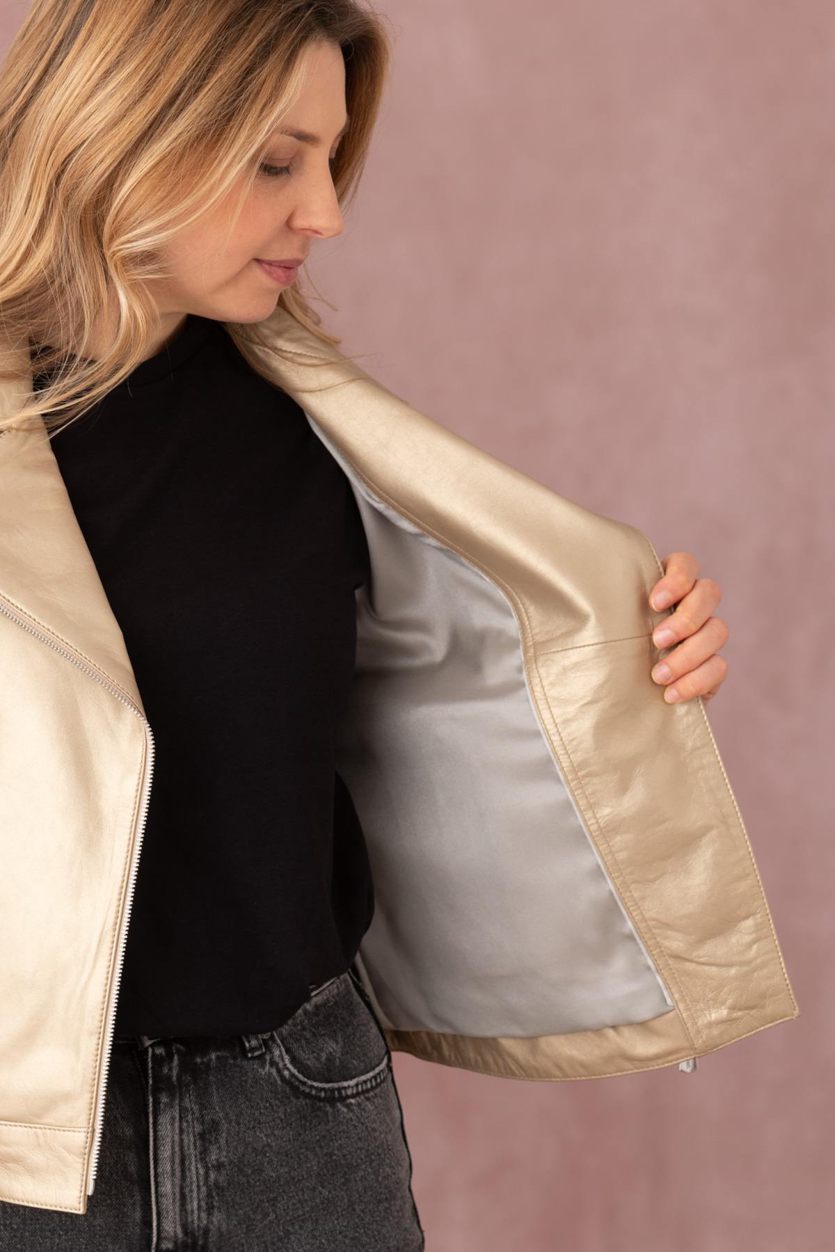 Timeless Perfecto in light gold sheepskin-modern, luminous, and bold. - Image n°6