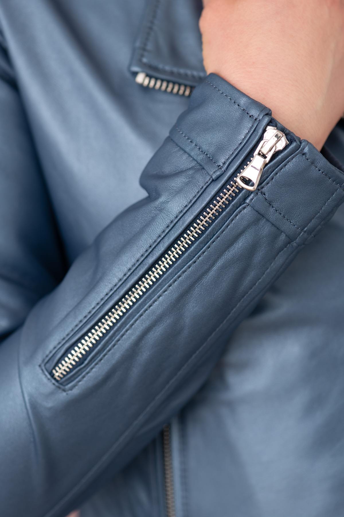 Metallic cobalt lambskin perfecto, slim fit, sharp and contemporary. - Image n°2
