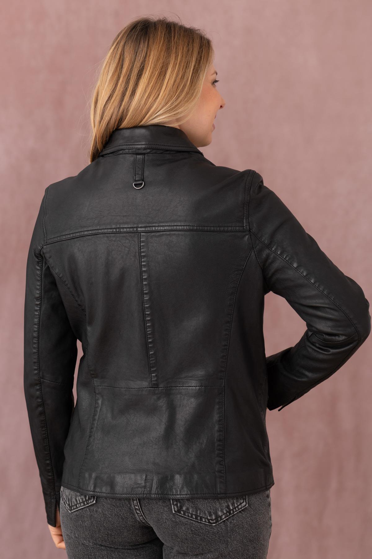 Effortless black lambskin jacket with regular cut and button details. - Image n°7