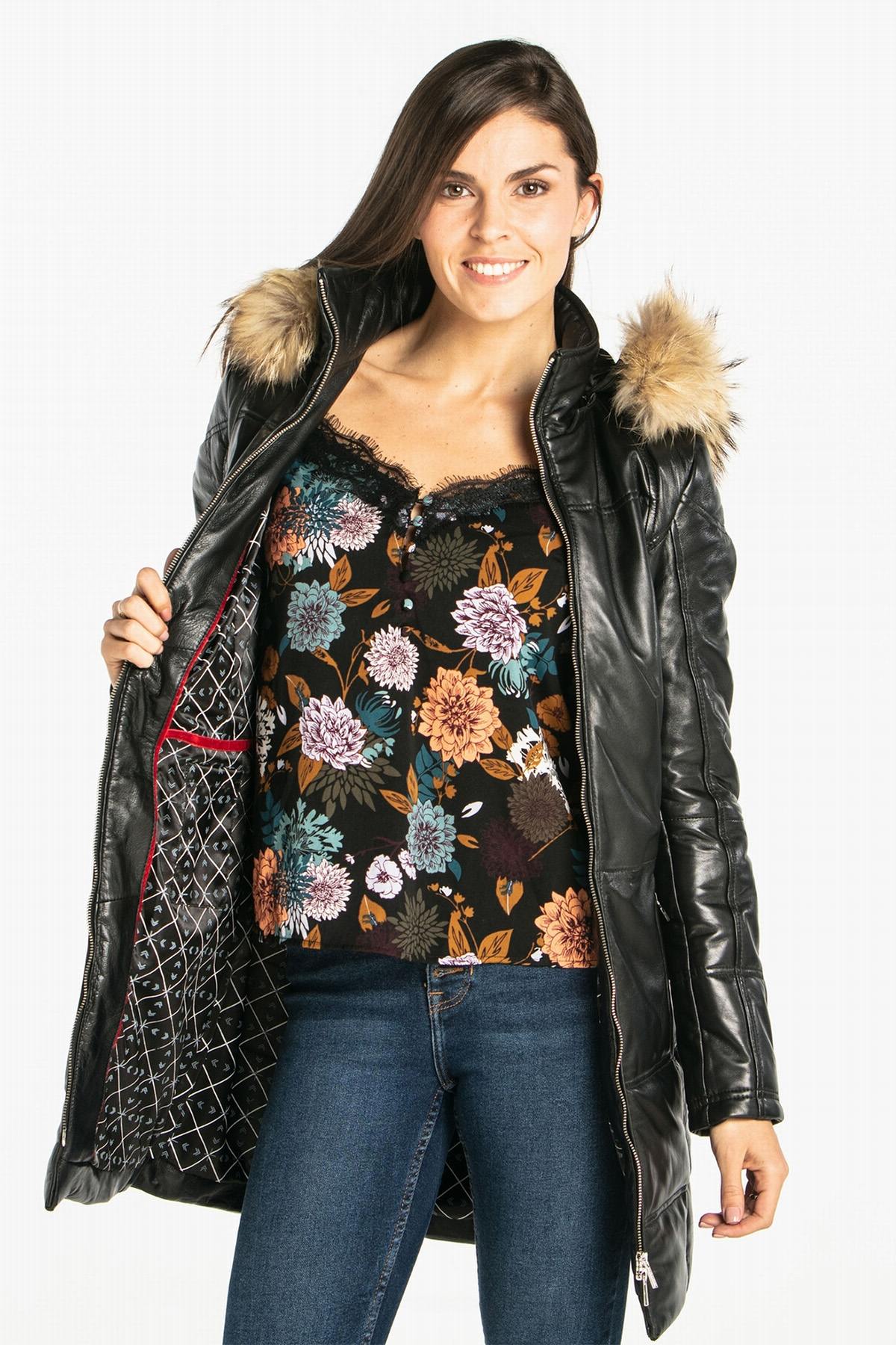 Mid-length lambskin coat with detachable hood for chic autumn wear. - Image n°8