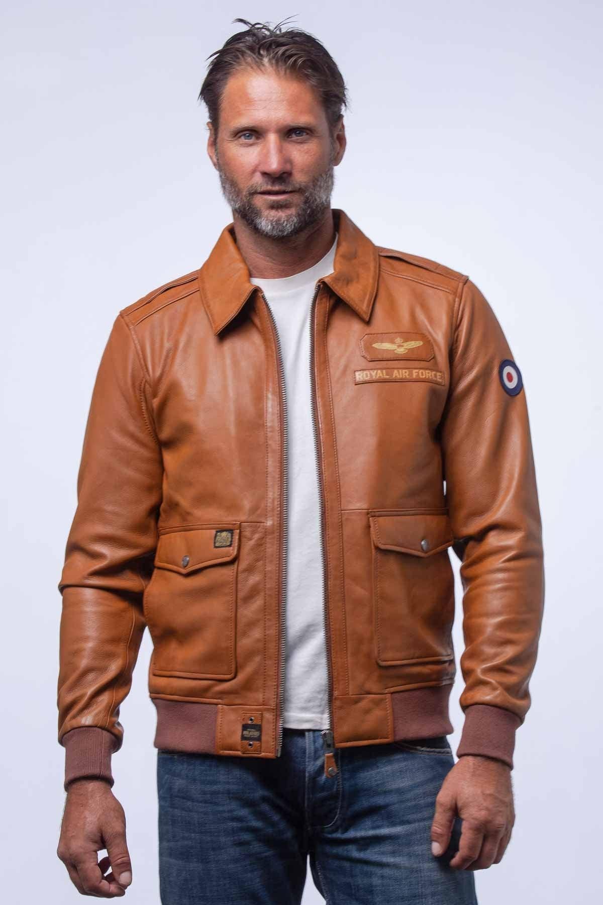 Camel sheepskin jacket with RAF heritage. Soft, light, and versatile. - Image n°4
