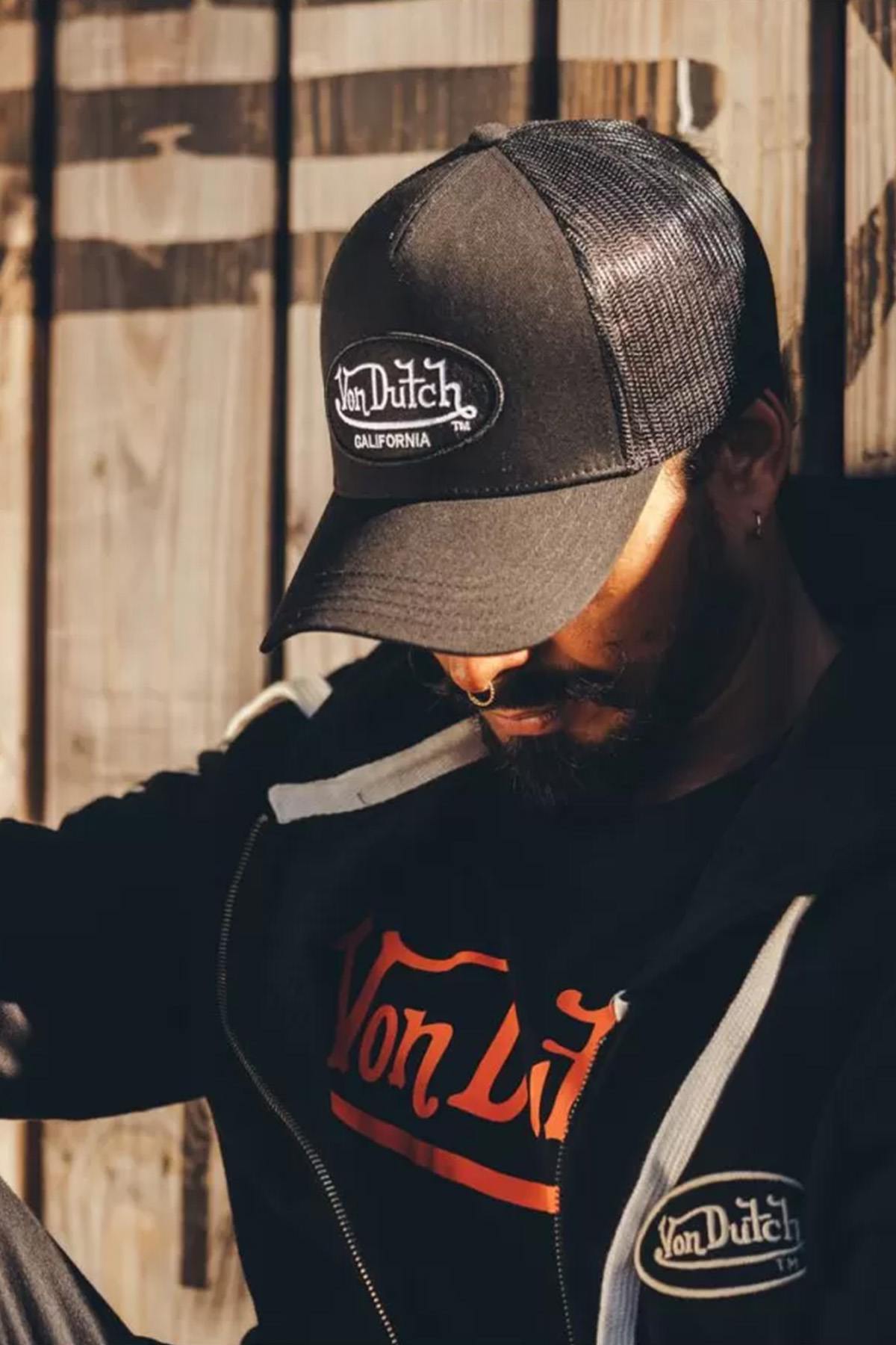 Black trucker cap with white logo - Image n°1