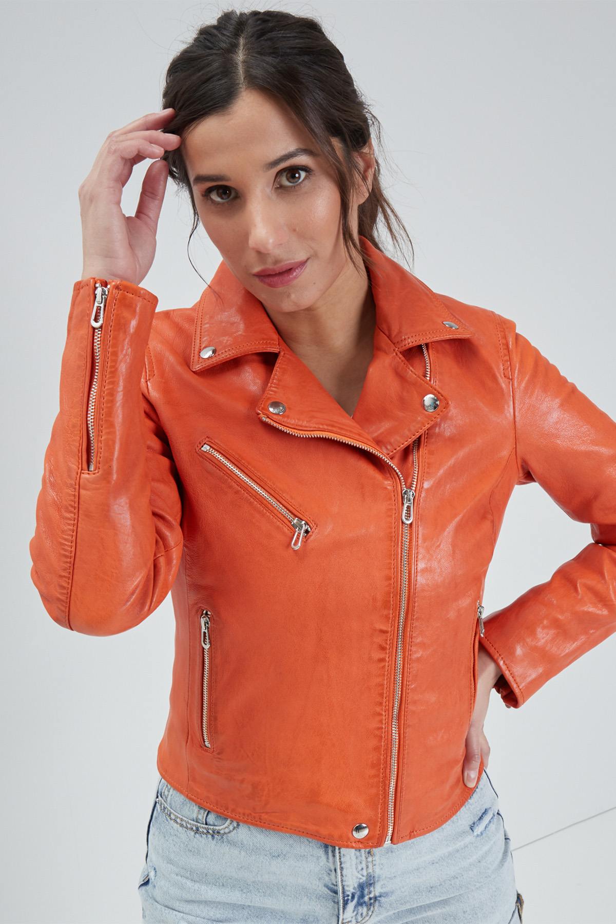 Vivid orange lambskin jacket, slim-cut and supple for effortless chic. - Image n°1